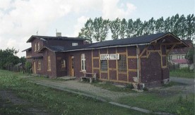 Bieczyno koło Trzebiatowa, drewniany budynek stacyjny, 30.07.1997. Fot. J. Szeliga....